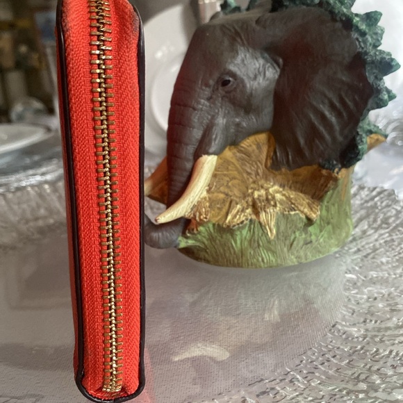 Henri Bendel Zip around wallet! EUC! - Picture 9 of 16